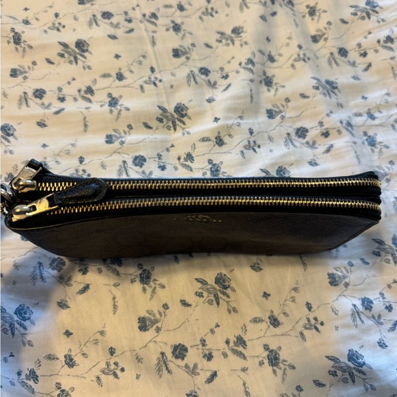 Coach wristlet - Picture 2 of 4